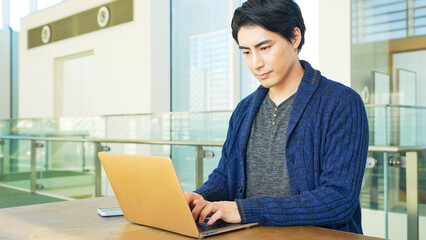 男性、ノートパソコン、仕事、タイピング、日本人、PC、DX、IT、カジュアル、エンジニア、プログラマー、プログラミング、オフィス、入力、開発、システム、ソフトウェア、アプリ、デジタル、データ、インターネット、検索、オンライン、web、ロビー、大学、コピースペース、テキスト、記事、記者、ニュース、配信、SNS、投稿、ジャーナリスト、プレスセンター、ネットワーク、メール、情報、テクノロジー、テック、ビ