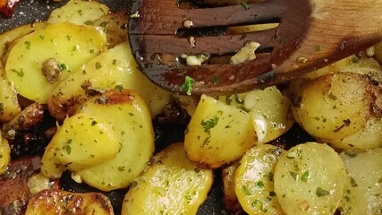 Sticker - pommes de terre sarladaises, en gros plan, cuisinées dans une poêle