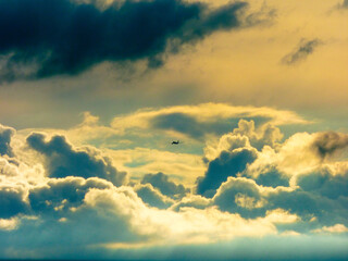avion volando entre nubes