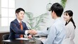 © mapo - 不動産の商談で握手をする男性