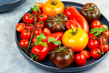 Canvas Print - Tomatoes of different varieties in a plate