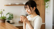 © ibosa - ホットドリンクを飲みほっとする女性