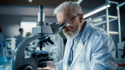 Aufkleber - Medical Research and Development Laboratory: Middle Aged Head Scientist Working on Research Project, Looking at a Sample in a Petri Dish Under a Microscope in an Advanced Biotechnology Lab