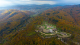 Twierdza Srebrna Góra jesienią, otoczona żywymi kolorami liści i zachwycającymi krajobrazami.