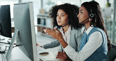 Leinwandbilder - Women, call center and advice with customer support, training and help for computer teamwork. Collaboration, communication and employees with CRM service, online consulting and b2b problem solving
