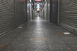 © beeboys - シャッターが閉まった細長い通路の風景