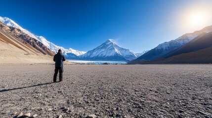 Aufkleber - Mount Everest shines in golden light during sunset, revealing dramatic shadows on its snowcapped summit and showcasing the breathtaking beauty of the landscape
