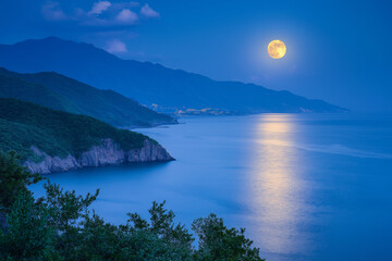 Wall Mural - romantic and scenic panorama with full moon on sea to night