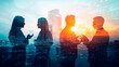© lastpresent - ミーティングで会話するビジネスチームのシルエット。明るくボケた都会のオフィスビルと夕日の背景