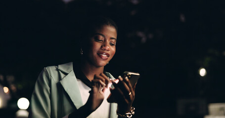 Fototapete - Night, black woman or phone in city for contact, social media or planning weekend at space. Student, mobile or outdoor in dark town for nightlife, connectivity or sharing location for safety at bokeh