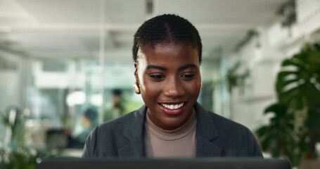 Aufkleber - Research, thinking and black woman in office with laptop for business plan, growth or development of ideas. Typing, reading and happy consultant with online report, review or search at digital agency