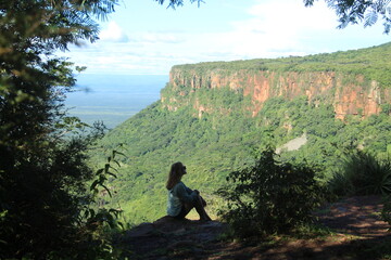 mulher em mirante no morro do gritador, em pedro II, piauí 