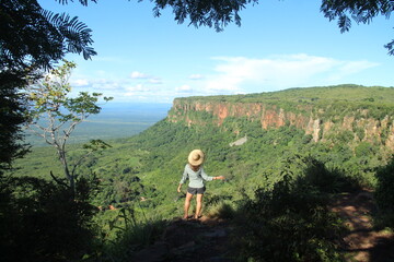 mulher em mirante no morro do gritador, em pedro II, piauí 