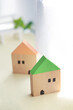 © Free1970 - 光の差す窓際に置いた小さな可愛いお家のミニチュア模型