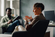 © Zamrznuti tonovi - Businesswoman gesturing while talking to a colleague in office