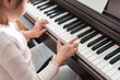 © polkadot - ピアノの練習をする子供