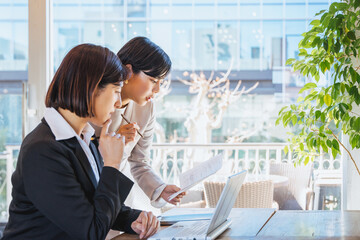 Poster - 相談して働く2人の女性（ビジネスイメージ）