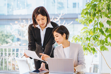 Poster - 相談して働く2人の女性（ビジネスイメージ）