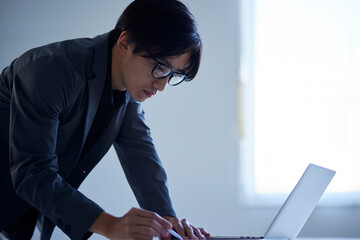 Poster - 建築事務所にて設計を行う日本人男性建築家