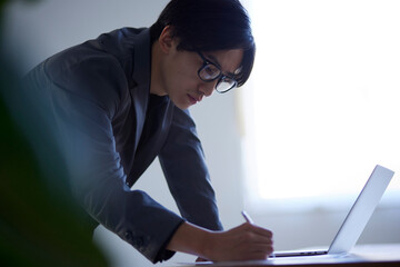 Poster - オフィスにて仕事をする日本人ビジネスマンの男性