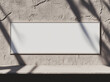 © Gabriel - Um outdoor horizontal branco em um muro de concreto