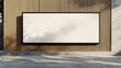 © Gabriel - Um outdoor horizontal branco em uma estrutura de madeira ripada