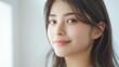 © AYANO - ナチュラルな微笑みを浮かべる美しい若いアジア人女性