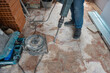 © josemiguelsangar - Trabajador demoliendo el suelo con un martillo electrico en reforma de casa interior.