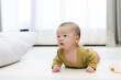 © leungchopan - Baby on play mat lying down indoors