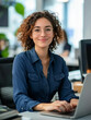 © Leopoldine - Portrait d'une travailleuse de bureau : jeune femme en tenue professionnelle assise devant un ordinateur, assistante de direction, chef de projet, cadre administratif, juriste, RH au travail
