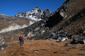 amazing views on trekking to kongma la pass 5535 m with silhouettes of trekking people, from dingboc