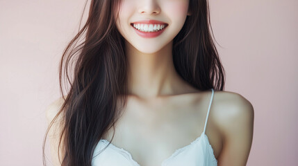 Aufkleber - 笑顔の若いアジア人女性モデルがドレスを着たファッション撮影。美しい長い髪と細いスタイルが魅力的なポートレート。	