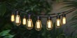 © YauheniB - Decoración con luces colgantes y plantas
