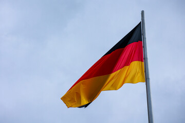 Eine Flagge von Deutschland an einem Fahnenmast.