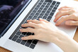 © webbiz - パソコンを使う手元　ビジネスイメージ