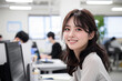 © AiPhoto - 明るいオフィスで笑顔を見せる日本人女性