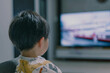 © まめぷ - 一人でテレビを見る男の子