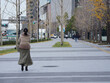 © zheng qiang - 冬の昼の大阪市の繁華街で歩く一人の中年女性の姿