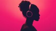 © Flux Imagery - Persona de perfil sobre un fondo rosa vibrante. El sujeto usa unos auriculares grandes con un diseño circular.