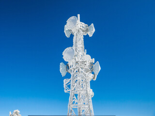 Wall Mural - Snow-covered transmission tower on a clear day (Yokoteyama, Nagano, Japan)