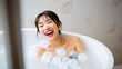 © Francisco - Asian girl laughing in bubble bath