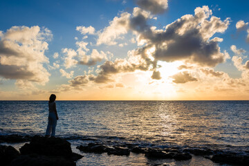 Wall Mural - 来間島の長間浜で見た、夕焼け空を眺める女性のシルエット