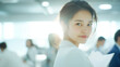 © -SAYONARA- - 活気のある職場、笑顔で振り返るビジネスウーマン