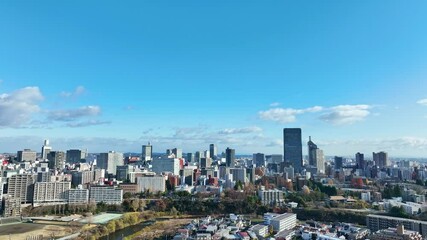 Aufkleber - 都市、空撮、ドローン、展望、前進、進歩、青空、社会、都会、発展、成長、テクノロジー、ビジネス、経済、コピースペース、俯瞰、ハイアングル、パノラマ、地平線、風景、景色、景観、現代、建設、建築、ビル、ビル群、不動産、高層ビル、摩天楼、日本、地方、自治体、行政、将来、未来、マンション、住宅、開発、企業、明日、インフラ、交通、飛行、進化、産業、観光、旅行、60p、建物