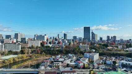 Aufkleber - 都市、空撮、ドローン、上昇、発展、成長、青空、風景、不動産、産業、俯瞰、ハイアングル、展望、パノラマ、地平線、景色、景観、社会、現代、都会、建設、建築、ビル、ビル群、高層ビル、摩天楼、日本、街、観光、旅行、コピースペース、昼間、晴れ、明るい、道路、交通、開発、マンション、将来、未来、時代、経済、ビジネス、ダイナミック、絶景、遠景、自然、環境、60p、住宅