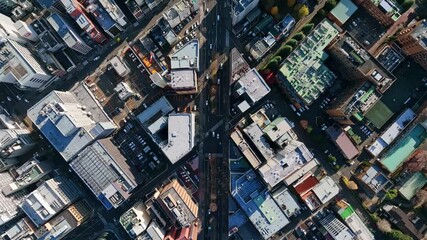 Leinwandbilder - 都市、交通、道路、真俯瞰、ドローン、空撮、社会、真上、不動産、産業、ビジネス、経済、テクノロジー、自動車、インフラ、建設、住宅、都会、街、ハイアングル、見下ろす、上から見た、鳥瞰図、景色、ビル群、暮らし、行政、公共、時代、現代、屋上、前進、進歩、進化、開発、成長、発展、企業、俯瞰、交差点、商業、ダイナミック、迫力、昼間、衛星、環境、日本、風景、60p、町並み