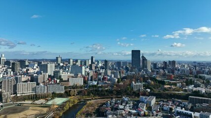 Leinwandbilder - 都市、空撮、ドローン、青空、社会、不動産、ビル群、展望、パノラマ、地平線、降下、下降、都会、日本、建設、環境、交通、道路、ビル、建築、開発、発展、成長、コピースペース、高層ビル、ビジネス、テクノロジー、河川、自動車、運動場、地方、自治体、行政、建物、広大、街、景色、風景、景色、昼間、俯瞰、ハイアングル、ダイナミック、景観、現代、商業、遠景、明るい、60p、飛行