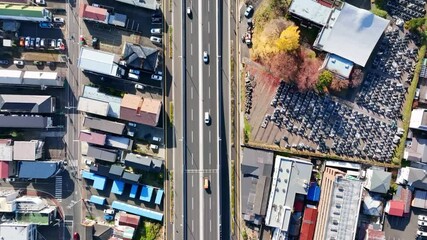 Fototapete - 道路、交通、空撮、ドローン、自動車、都市、街、ドライブ、走行、現代、行政、社会、モビリティ、県道、地域、地方、安全、インフラ、建設、開発、運送、物流、運輸、ロジスティクス、テクノロジー、住宅、真俯瞰、真上、見下ろす、ハイアングル、駐車場、交差点、高架、高速道路、スピード、前進、進歩、俯瞰、展望、風景、景色、景観、屋根、都会、日本、町並み、観光、旅行、60p、産業