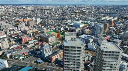 Aufkleber - 都市、住宅、マンション、空撮、ドローン、社会、不動産、建設、インフラ、行政、時代、俯瞰、ハイアングル、展望、パノラマ、地平線、風景、景色、景観、上から見た、見下ろす、現代、都会、建築、ビル、高層ビル、タワーマンション、日本、町並み、街、公共、地方、自治体、地域、ビジネス、産業、道路、交通、事業、企業、住宅地、テクノロジー、旋回、回転、青空、昼間、晴れ、広大、60p、広角