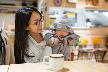 Canvas Print - Woman take baby to the coffee shop